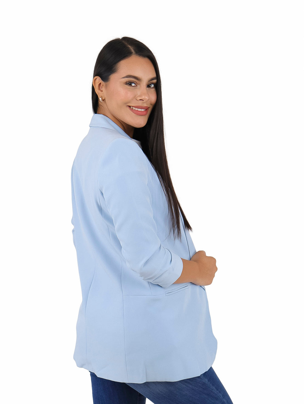 Mujer modelando un saco azul claro de mangas 3/4, abierto, combinado con camiseta blanca y jeans.