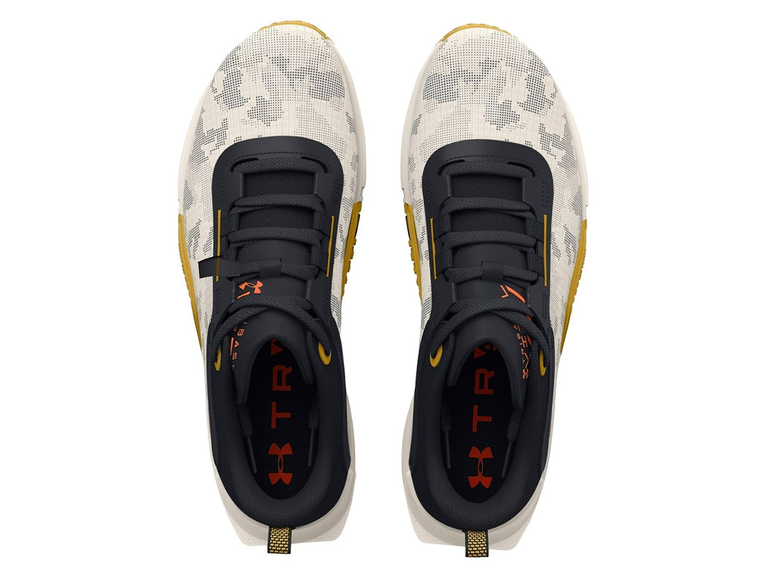 Tenis deportivos Under Armour TriBase Vital color gris y negro con suela amarilla.