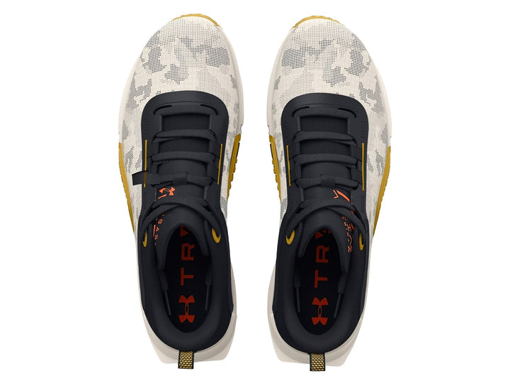 Tenis deportivos Under Armour TriBase Vital color gris y negro con suela amarilla.