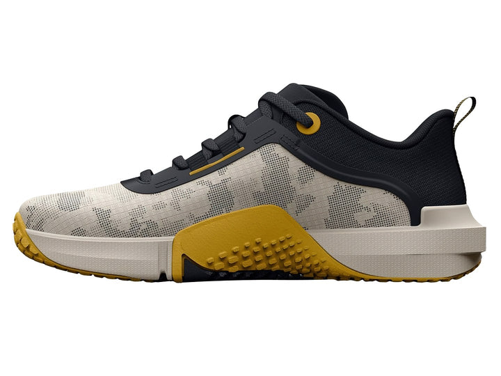 Tenis deportivos Under Armour TriBase Vital color gris y negro con suela amarilla.
