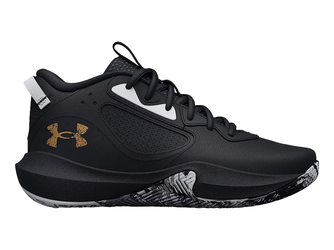 Tenis de baloncesto Under Armour Lockdown 6 color negro con detalles en blanco y suela marmolada.