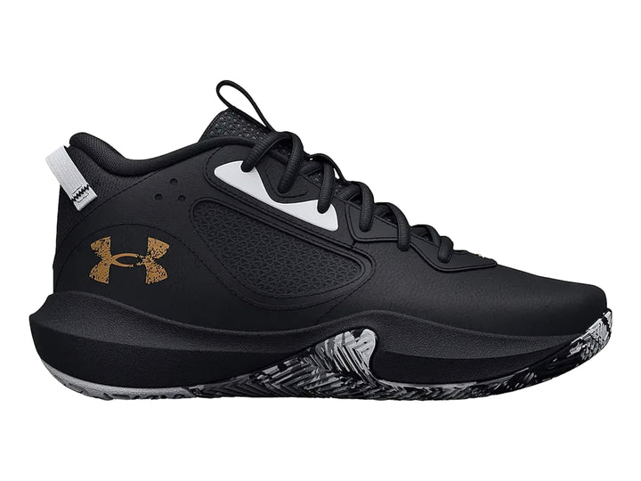 Tenis de baloncesto Under Armour Lockdown 6 color negro con detalles en blanco y suela marmolada.