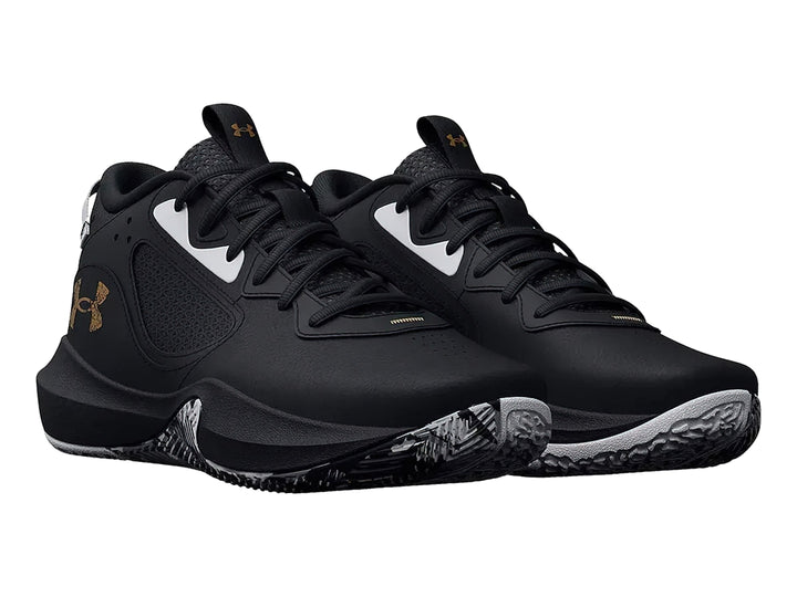 Tenis de baloncesto Under Armour Lockdown 6 color negro con detalles en blanco y suela marmolada.