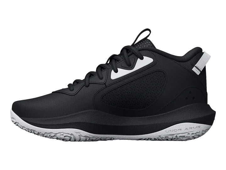 Tenis de baloncesto Under Armour Lockdown 6 color negro con detalles en blanco y suela marmolada.