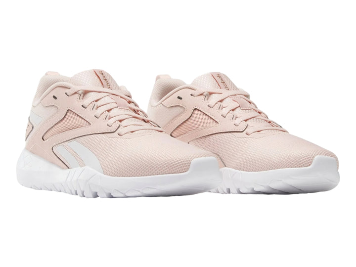 Tenis deportivos Reebok Flexagon Energy TR 4 color rosa con suela blanca.