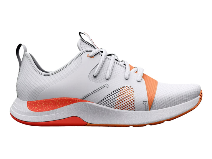 Tenis deportivos Under Armour color blanco con detalles y suela en color naranja.