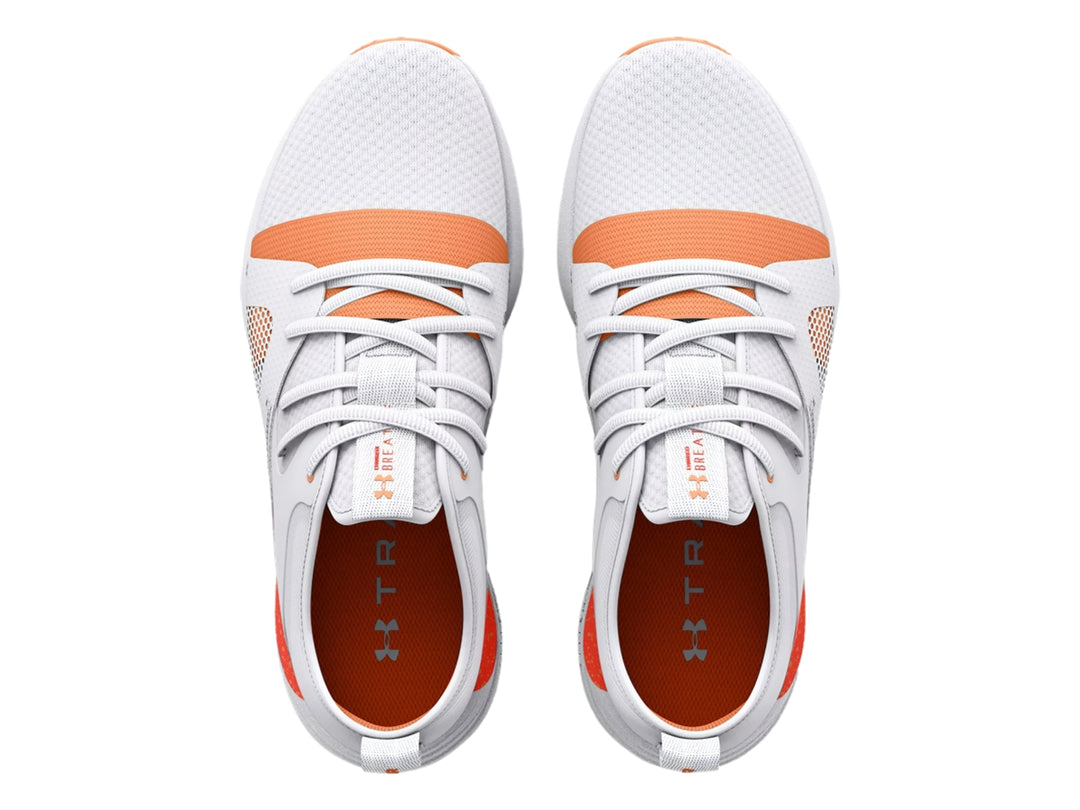 Tenis deportivos Under Armour color blanco con detalles y suela en color naranja.