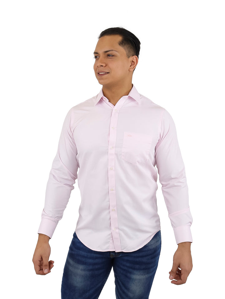 Hombre vistiendo una camisa de vestir color rosa claro de manga larga.