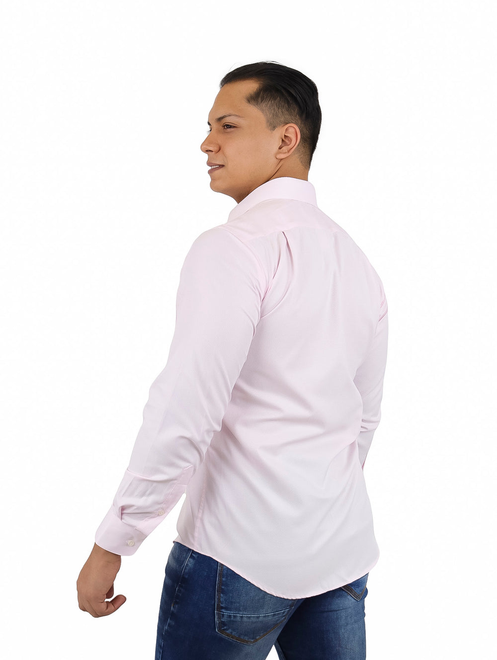 Hombre vistiendo una camisa de vestir color rosa claro de manga larga.