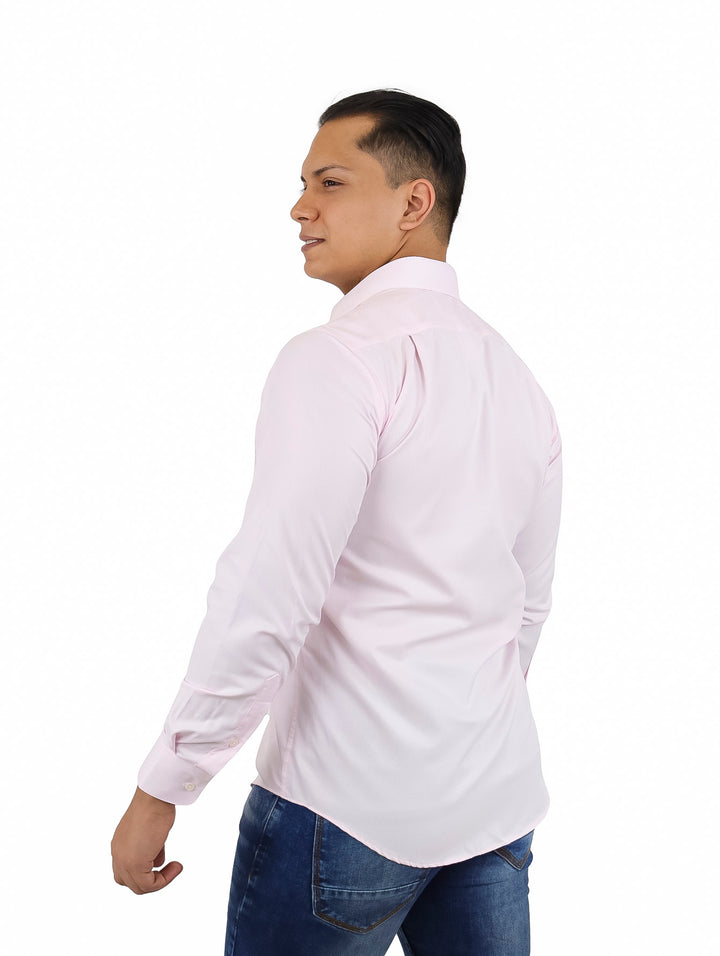 Hombre vistiendo una camisa de vestir color rosa claro de manga larga.