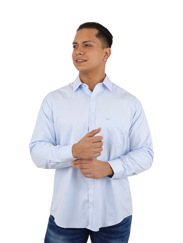 Hombre vistiendo una camisa de vestir color azul claro de manga larga.