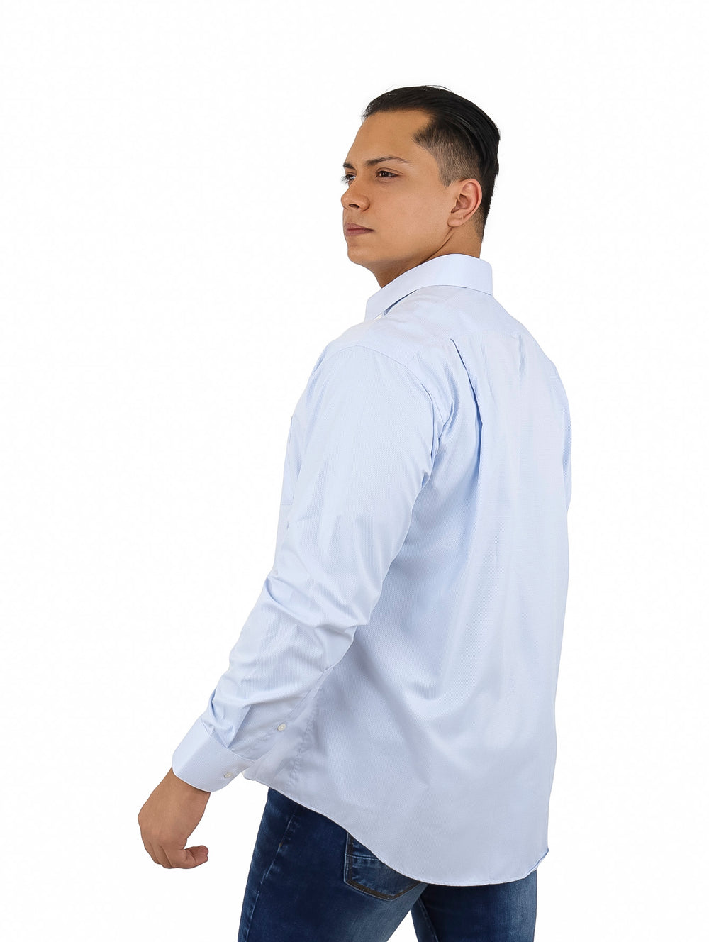 Hombre vistiendo una camisa de vestir color azul claro de manga larga.