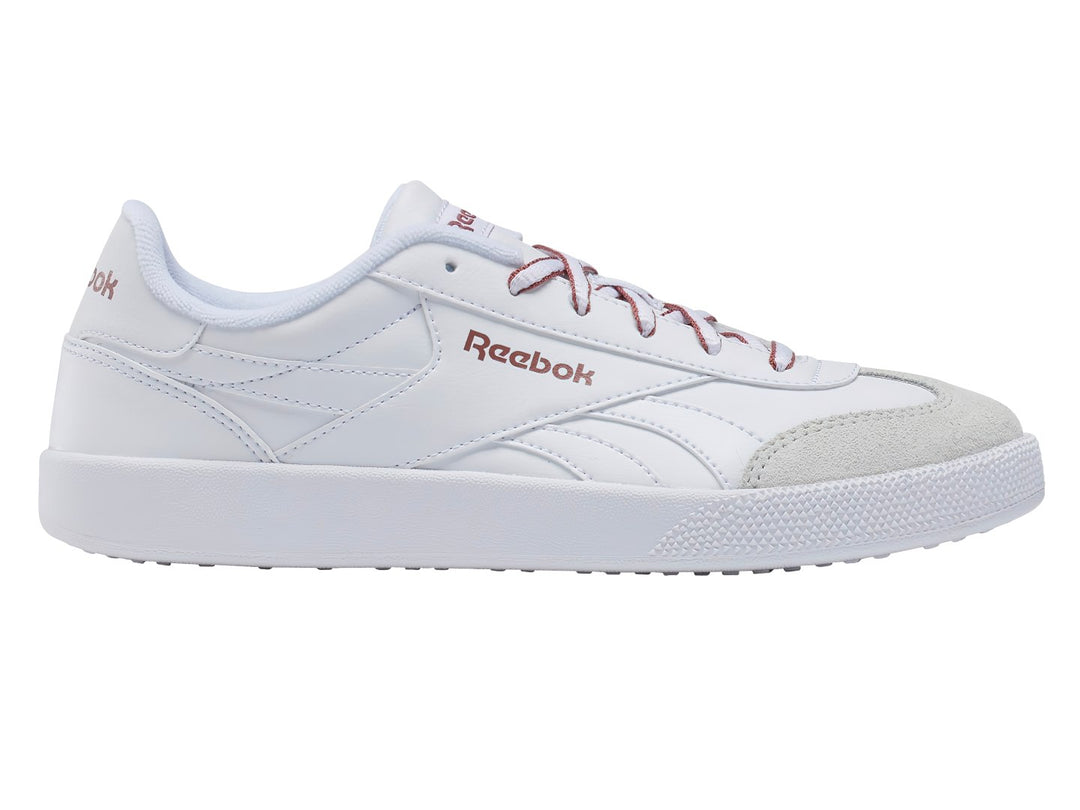 Tenis Reebok blancos con agujetas rosa y punta gris.