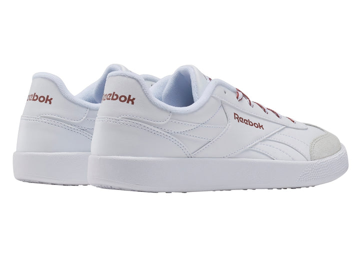 Tenis Reebok blancos con agujetas rosa y punta gris.