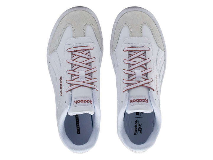 Tenis Reebok blancos con agujetas rosa y punta gris.