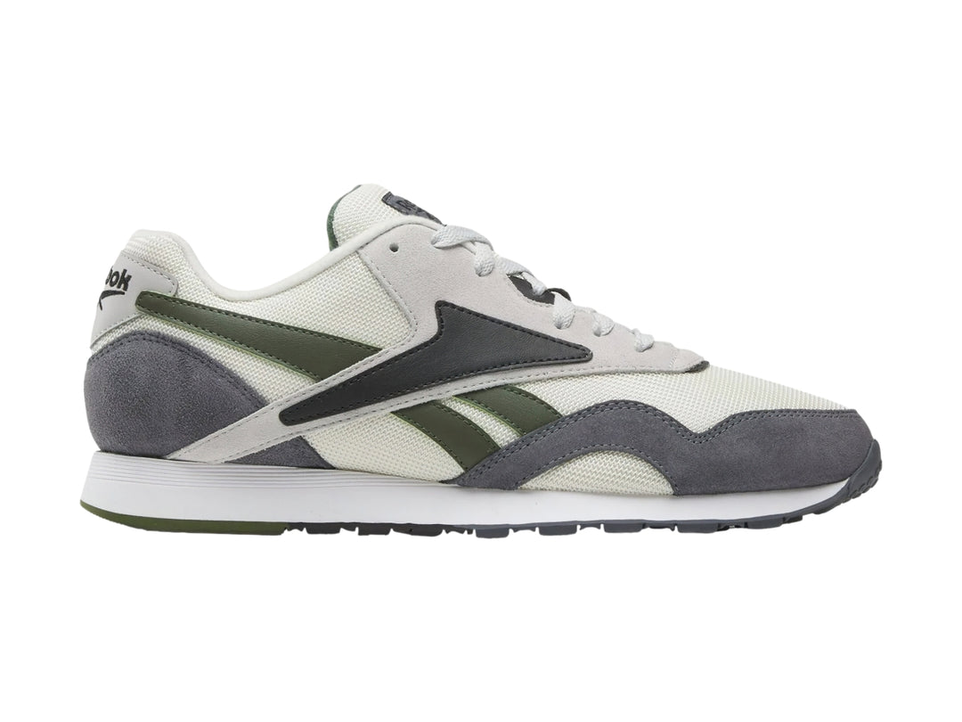 Tenis Reebok en colores gris, blanco y negro con detalles en verde oliva y suela blanca.