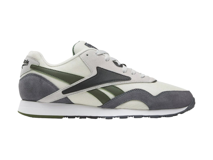 Tenis Reebok en colores gris, blanco y negro con detalles en verde oliva y suela blanca.