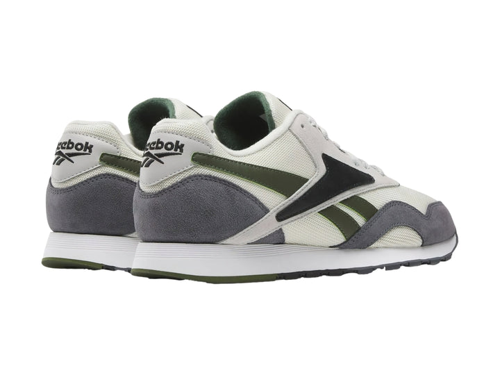 Tenis Reebok en colores gris, blanco y negro con detalles en verde oliva y suela blanca.