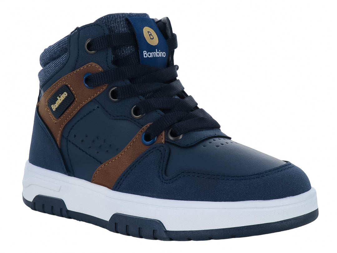 Tenis tipo botín para niño en color azul marino con detalles café y suela blanca.