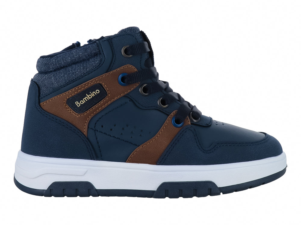 Tenis tipo botín para niño en color azul marino con detalles café y suela blanca.