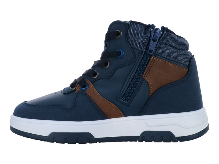 Tenis tipo botín para niño en color azul marino con detalles café y suela blanca.