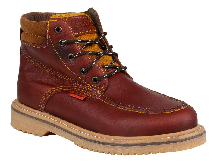 Botas infantiles de cuero color marrón con suela beige y costuras decorativas.