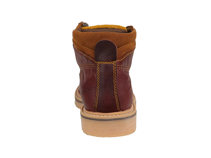 Botas infantiles de cuero color marrón con suela beige y costuras decorativas.