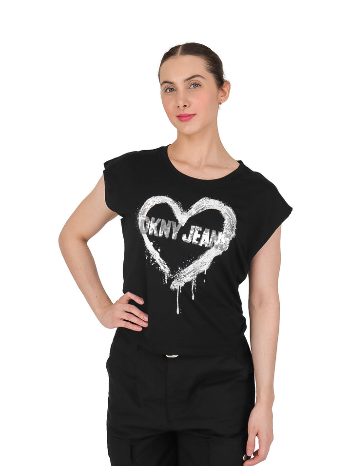 Blusa negra sin mangas con estampado de corazón blanco y texto DKNY Jeans.