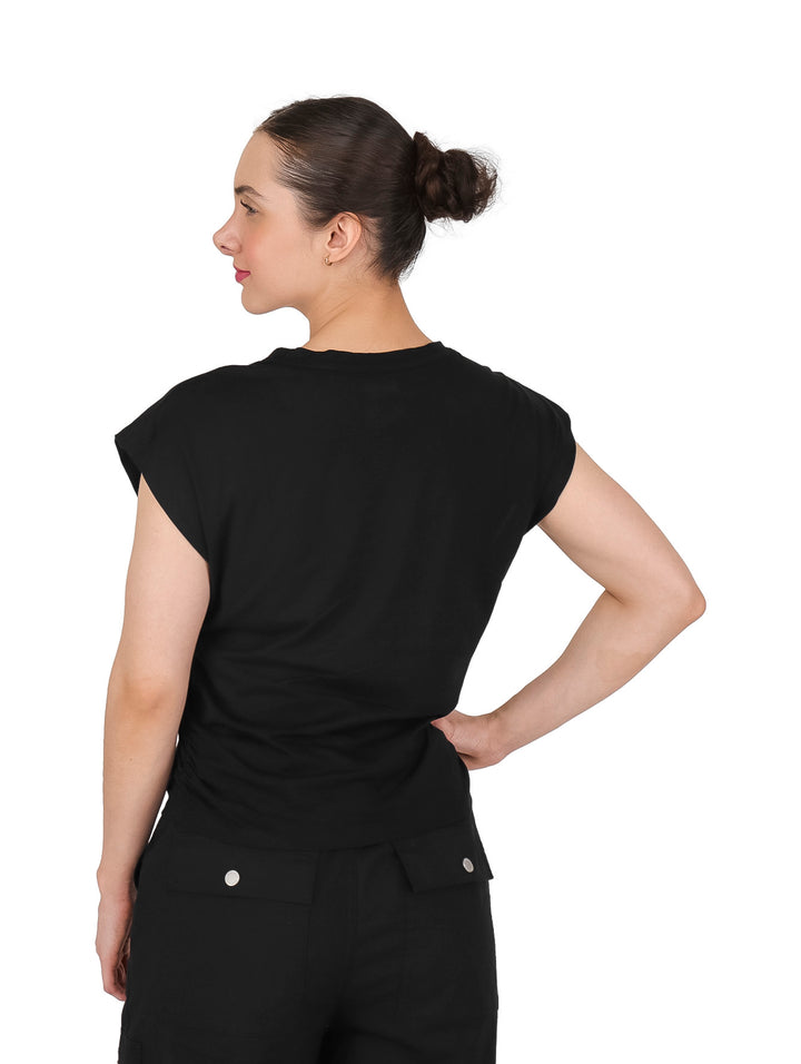 Blusa negra sin mangas con estampado de corazón blanco y texto DKNY Jeans.