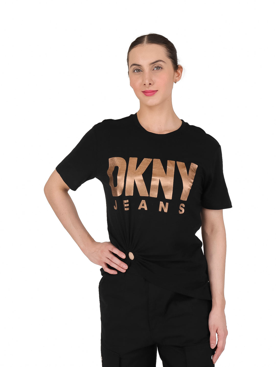 Camiseta negra de manga corta con letras doradas y detalle de nudo en la cintura.
