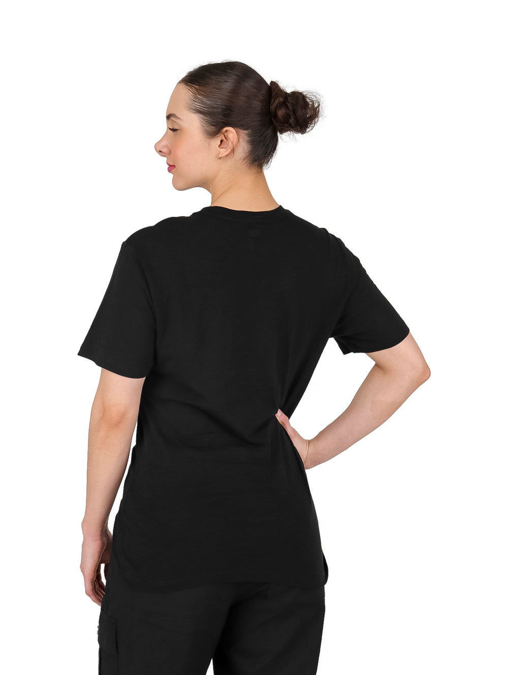 Camiseta negra de manga corta con letras doradas y detalle de nudo en la cintura.