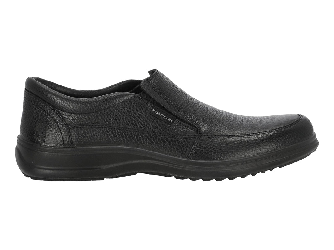 Zapato slip-on de cuero color negro marca Hush Puppies.