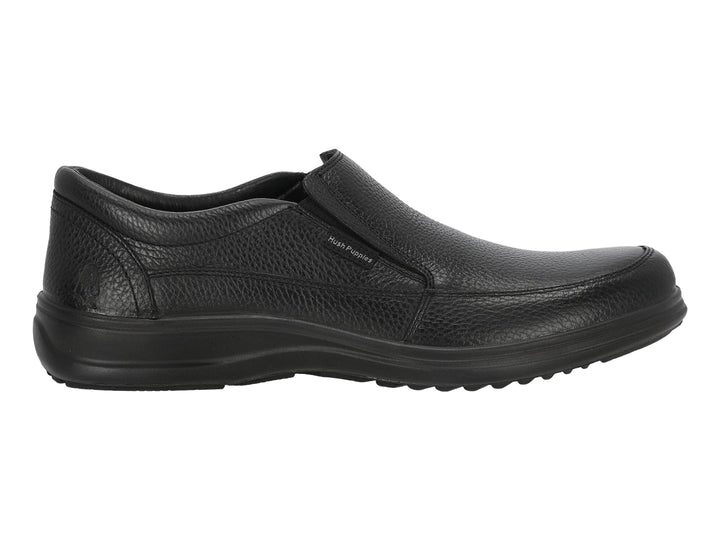 Zapato slip-on de cuero color negro marca Hush Puppies.