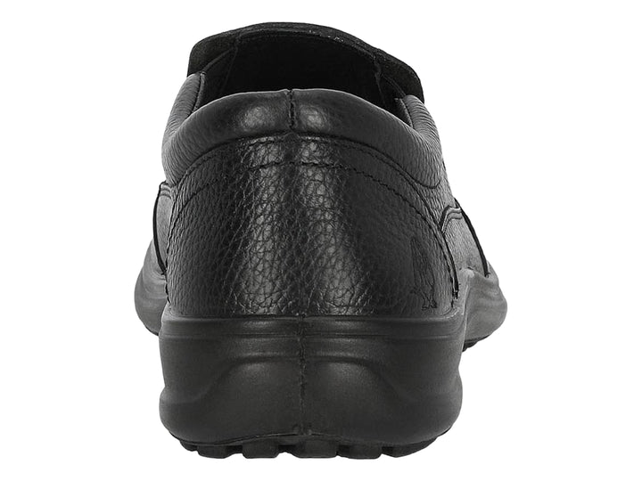 Zapato slip-on de cuero color negro marca Hush Puppies.