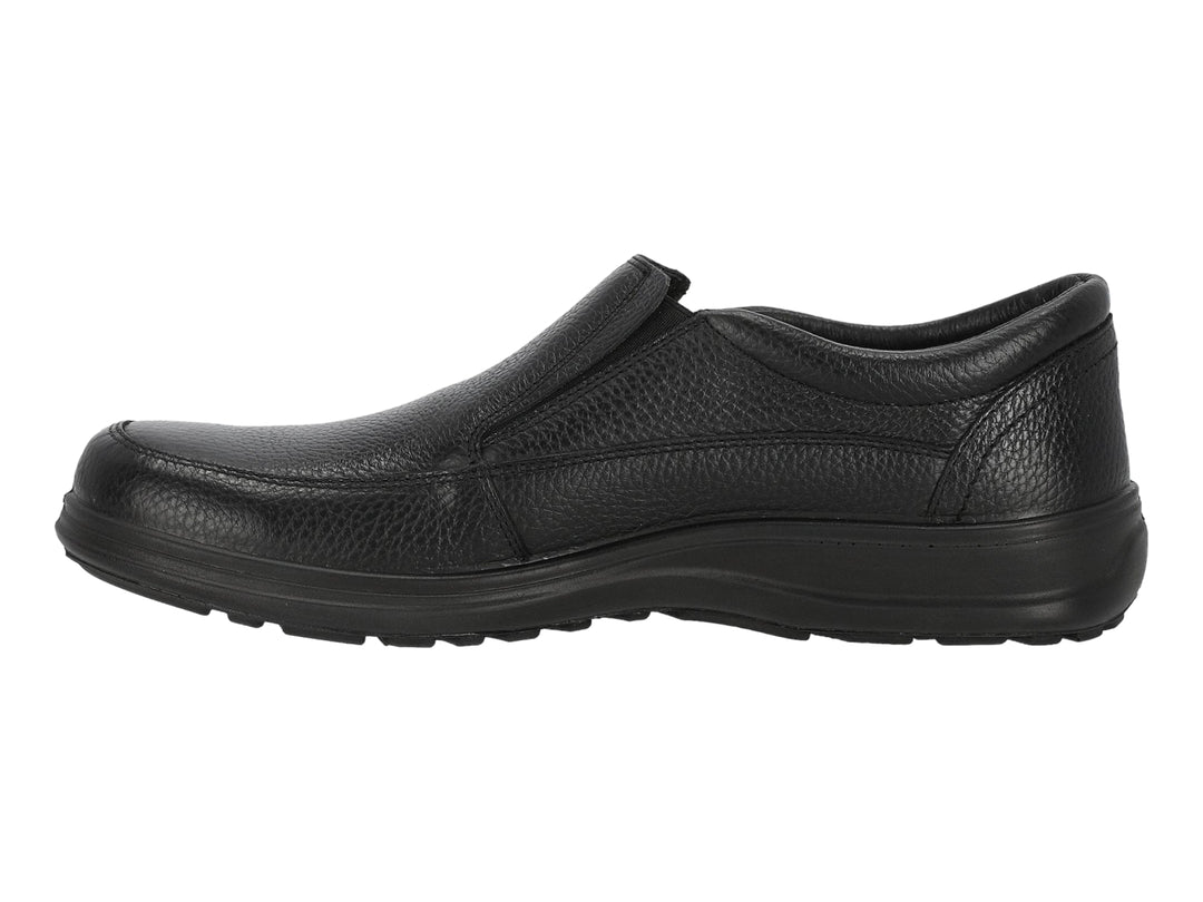 Zapato slip-on de cuero color negro marca Hush Puppies.