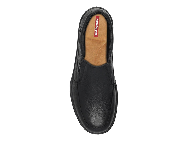 Zapato slip-on de cuero color negro marca Hush Puppies.