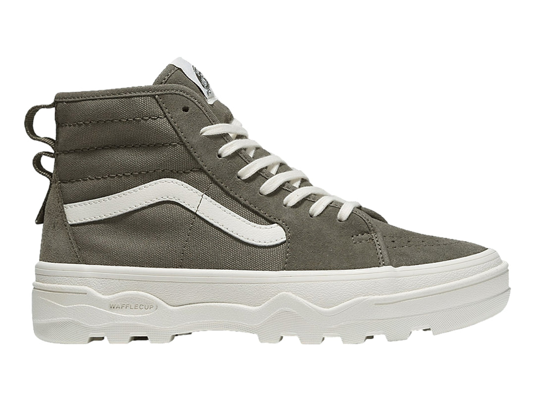 Tenis VANS Sentry SK8-Hi color verde oliva con suela blanca y cordones blancos.