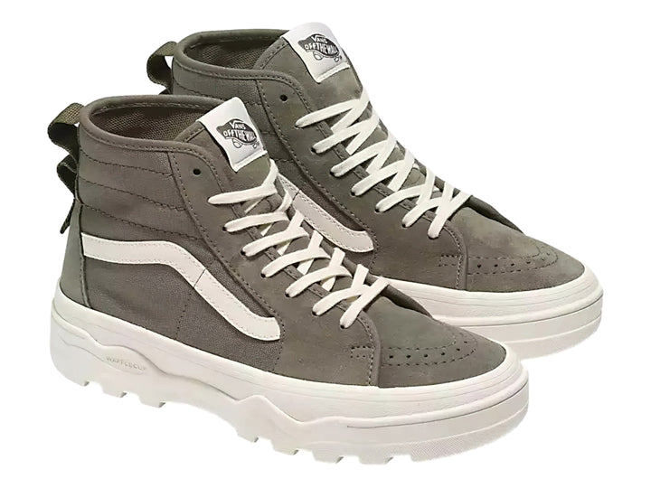 Tenis VANS Sentry SK8-Hi color verde oliva con suela blanca y cordones blancos.