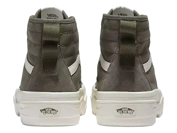 Tenis VANS Sentry SK8-Hi color verde oliva con suela blanca y cordones blancos.