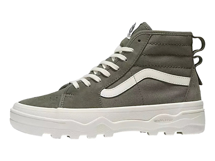 Tenis VANS Sentry SK8-Hi color verde oliva con suela blanca y cordones blancos.