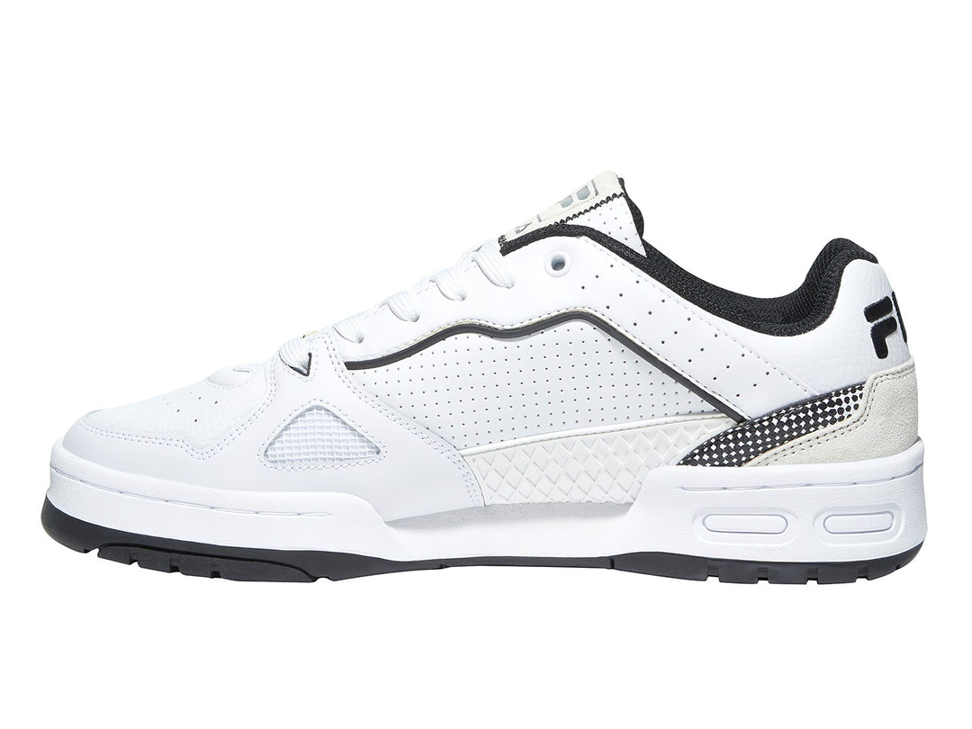 Tenis FILA Teratach 600 color blanco con detalles en negro y beige, vista lateral.