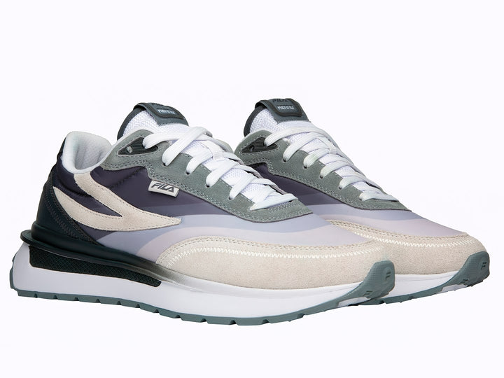 Tenis FILA en tonos gris nimbus, glaciar y sombra oscura con suela blanca y detalles en gamuza.