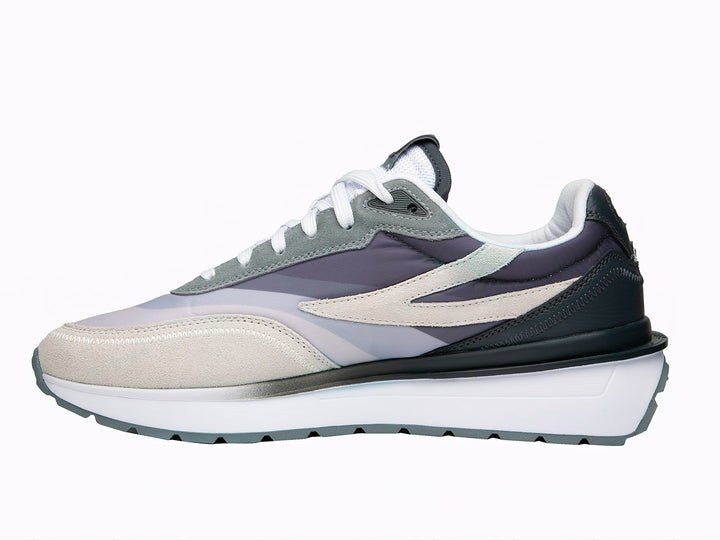 Tenis FILA en tonos gris nimbus, glaciar y sombra oscura con suela blanca y detalles en gamuza.