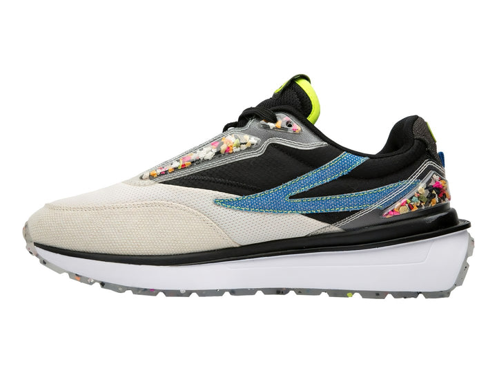 Tenis FILA en colores crema y negro con detalles azules y amarillos y suela blanca gruesa.