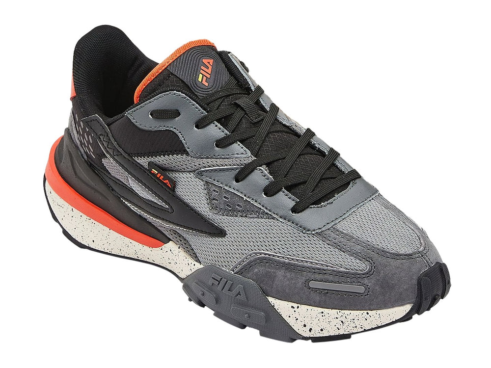 Tenis deportivos FILA RapidRide color gris con detalles en naranja y suela blanca moteada.