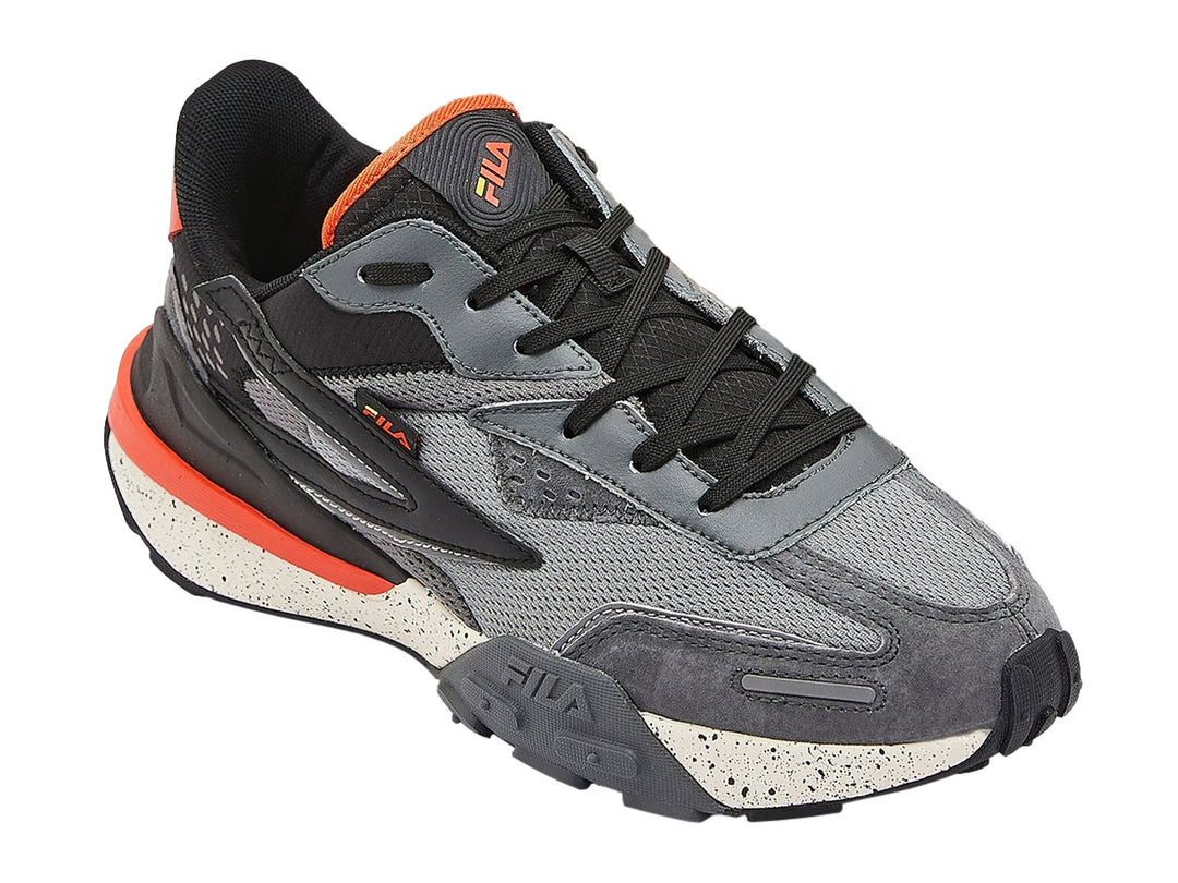 Tenis deportivos FILA RapidRide color gris con detalles en naranja y suela blanca moteada.