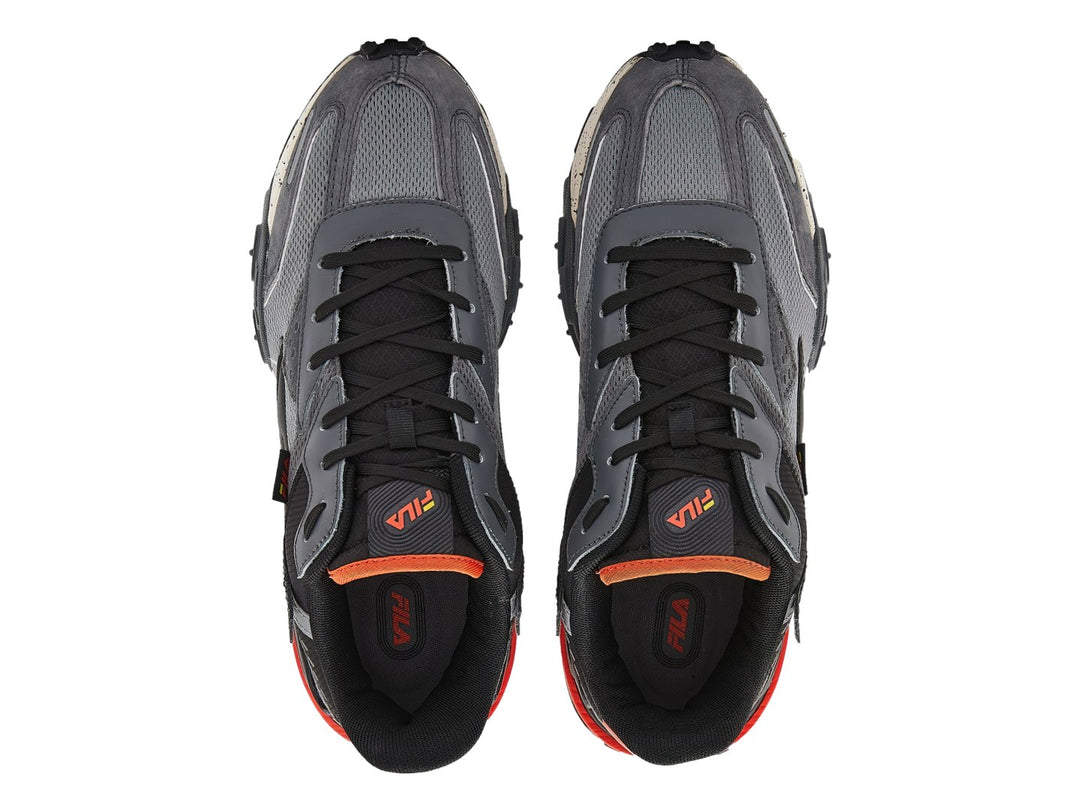 Tenis deportivos FILA RapidRide color gris con detalles en naranja y suela blanca moteada.