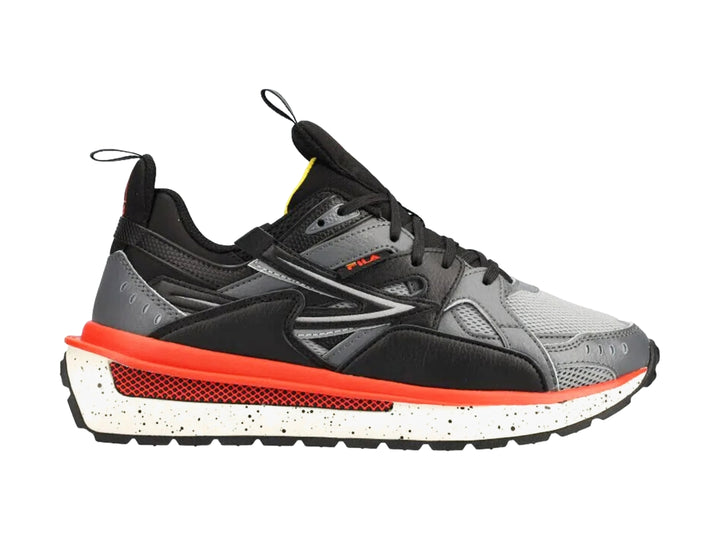 Tenis deportivos FILA en colores gris, negro y rojo con suela blanca moteada.