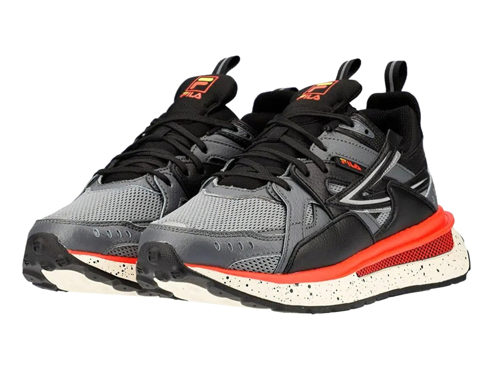Tenis deportivos FILA en colores gris, negro y rojo con suela blanca moteada.
