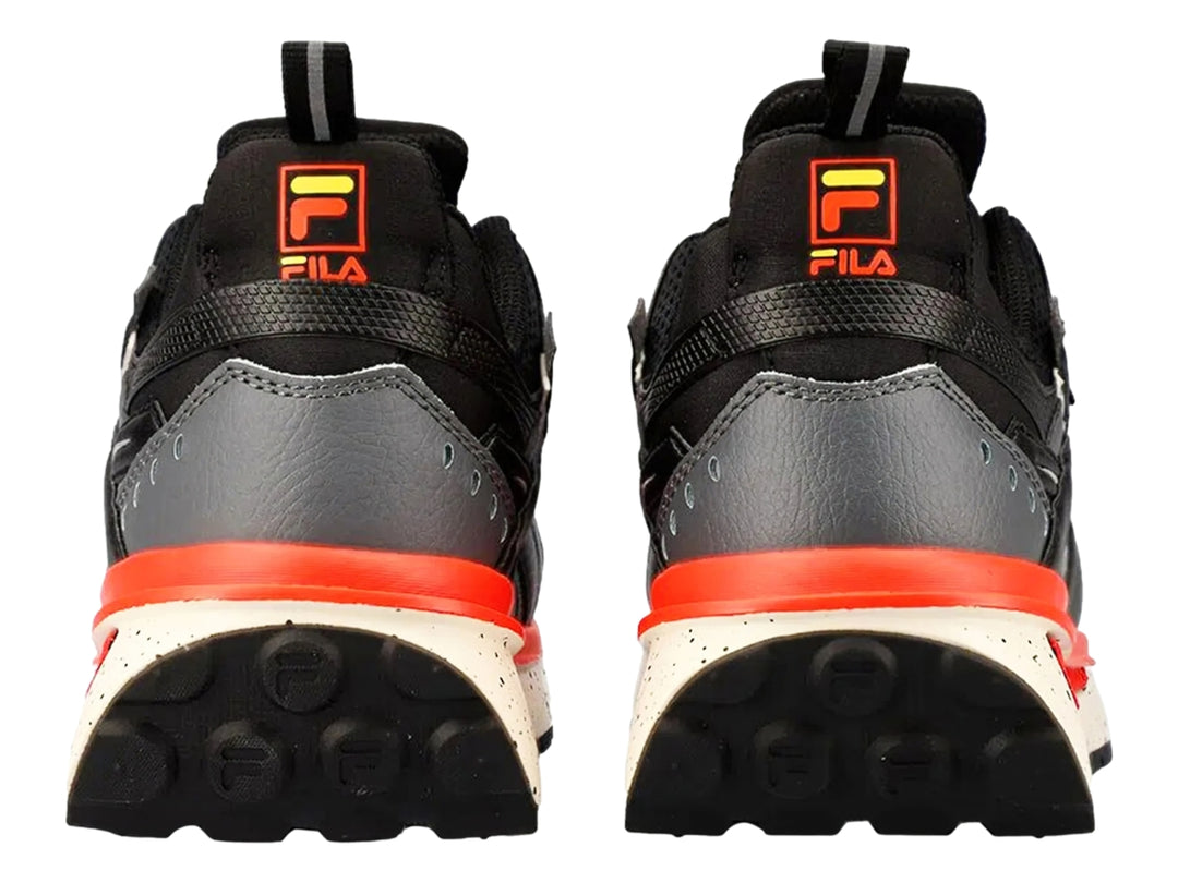 Tenis deportivos FILA en colores gris, negro y rojo con suela blanca moteada.